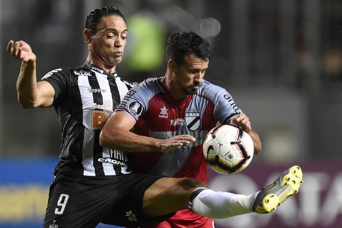 Ricardo Oliveira, de Atlético Mineiro, y  Leandro Sosa, de Danubio, en el estdio Independencia, en Belo Horizonte.  · Foto: Douglas Magno
