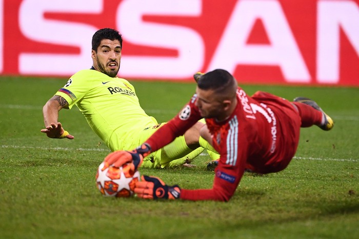 Anthony Lopes, arquero de Lyon, y Luis Suárez, de Barcelona, durante el partido por Champioons League, en el estadio Groupama, en Decines-Charpieu.  · Foto: Franck Fife