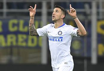 Matias Vecino del Inter de Milán, después de abrir el marcador contra el Rapid Wien, en el estadio San Siro de Milán. Matias Vecino del Inter de Milán, después de abrir el marcador contra el Rapid Wien, en el estadio San Siro de Milán.