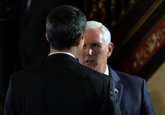 El vicepresidente estadounidense Mike Pence y el autoproclamado presidente de Venezuela, Juan Guiadó (de espaldas), en una reunión con los ministros de Relaciones Exteriores del Grupo de Lima en Bogotá, el 25 de febrero de 2019. · Foto: Diana Sánchez, AFP
