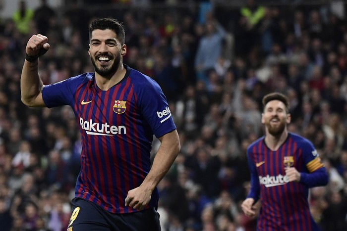 Luis Suárez, tras convertir el tercer gol de Barcelona ante Real Madrid, en el estadio Santiago Bernabeu.  · Foto: Javier Soriano