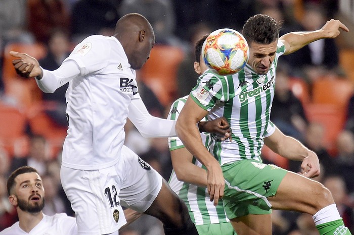 Mouctar Diakhaby, del Valencia y Zouhair Feddalí del Real Betis, durante la semifinal de la Copa del Rey, en el estadio Mestalla de Valencia. · Foto: José Jordan