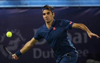 Roger Federer, durante la final del torneo de Dubai ante Stefanos Tsitsipas. Roger Federer, durante la final del torneo de Dubai ante Stefanos Tsitsipas.
