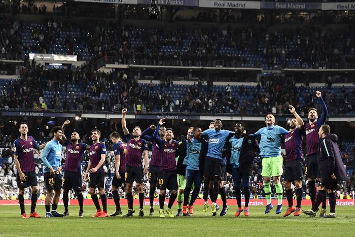 Los jugadores de Barcelona, tras la victoria ante Real Madrid, en el estadio Santiago Bernabeu.  · Foto: Óscar del Pozo