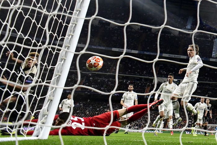 Jugada del gol de David Neres para Ajax ante Real Madrid, en el partido de vuelta por la Champions League, en el estadio Santiago Bernabeu, en Madrid. · Foto: Javier Soriano Jugada del gol de David Neres para Ajax ante Real Madrid, en el partido de vuelta por la Champions League, en el estadio Santiago Bernabeu, en Madrid. · Foto: Javier Soriano