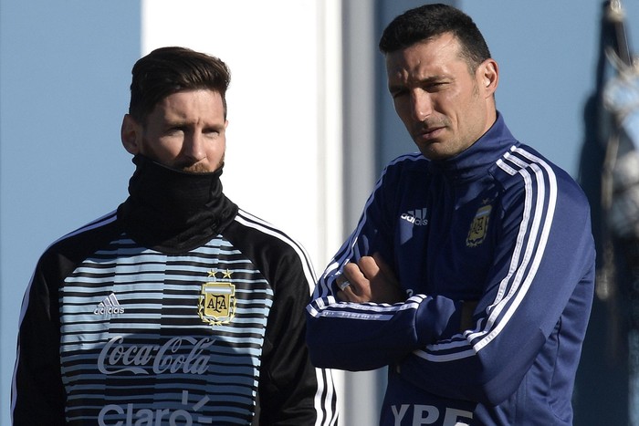 Lionel Messi y el asistente técnico Lionel Scaloni en Buenos Aires, poco antes del Mundial de Russia 2018. · Foto: Juan Mabromata, AFP