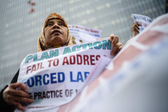 Trabajadoras domésticas y migrantes exigen mejores condiciones de trabajo durante una manifestación el Día Internacional de la Mujer, en Hong Kong.
 · Foto: Anthony Wallace, AFP