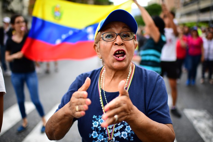 Protesta en Caracas, ayer, tras el quinto día de apagón. · Foto: Ronaldo Schemidt, AFP