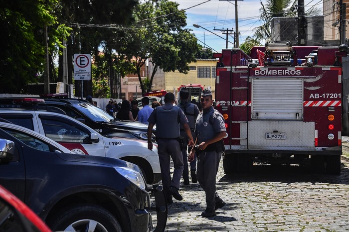 Policía y bomberos en la escena del tiroteo en una escuela de la región metropolitana de San Pablo.  · Foto: Nelson Almeida, AFP