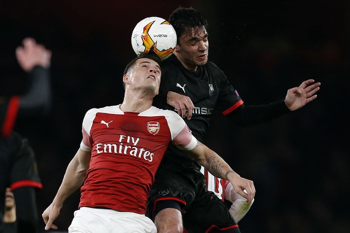Granit Xhaka, del Arsenal, y Rennes Clement Grenier, de Rennes, en Londres.  · Foto: Ian Kington