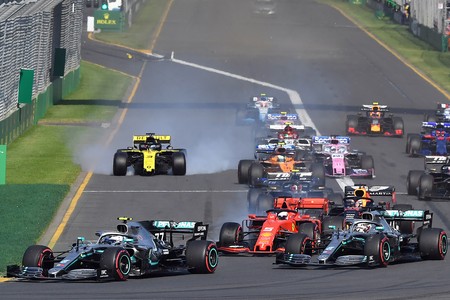 Valtteri Bottas, del equipo Mercedes lidera el grupo en el arranque del Gran Premio de Australia. · Foto: Peter Parks Valtteri Bottas, del equipo Mercedes lidera el grupo en el arranque del Gran Premio de Australia. · Foto: Peter Parks