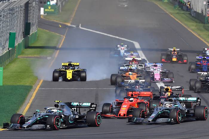 Valtteri Bottas, del equipo Mercedes lidera el grupo en el arranque del Gran Premio de Australia.  · Foto: Peter Parks