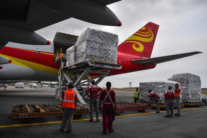 Descarga de medicamentos y suministros médicos provenientes de China, ayer, en el norte de Venezuela. Foto: Yuri Cortez, AFP
