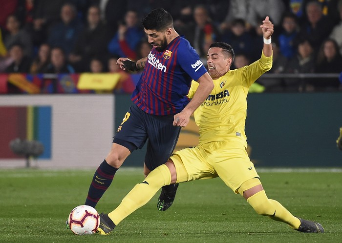 Luis Suárez, de Barcelona, y Funes Mori, de Villarreal, durante el partido por la Liga Española, jugado en el estadio La Cerámica de Villarreal.
· Foto: José Jordan Luis Suárez, de Barcelona, y Funes Mori, de Villarreal, durante el partido por la Liga Española, jugado en el estadio La Cerámica de Villarreal.
· Foto: José Jordan