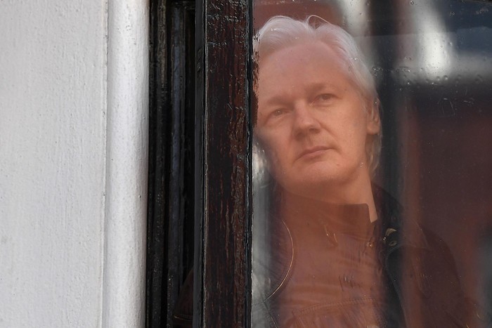 Julian Assange, en la Embajada de Ecuador en Londres (archivo, mayo de 2017). · Foto: Justin Tallis, AFP