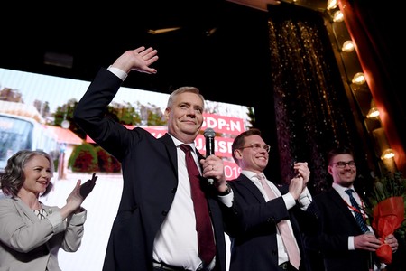 El presidente del partido socialdemócrata finlandés, Antti Rinne (c), durante un acto en Helsinki, Finlandia, el 14 de abril. · Foto: Antti Aimo Koivisto / Lehtikuva / AFP El presidente del partido socialdemócrata finlandés, Antti Rinne (c), durante un acto en Helsinki, Finlandia, el 14 de abril. · Foto: Antti Aimo Koivisto / Lehtikuva / AFP