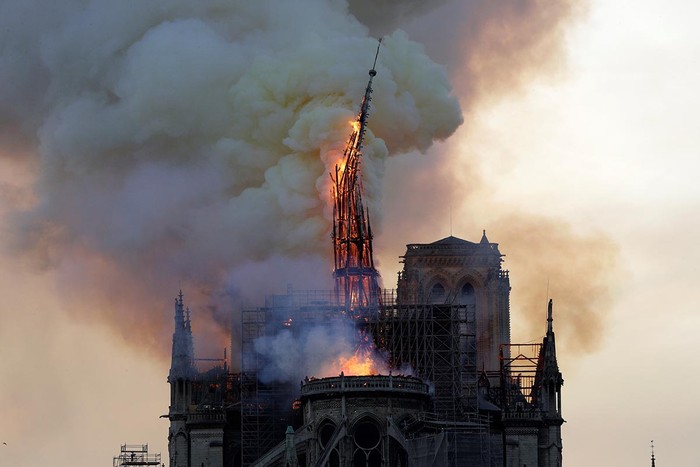 Incendio de la histórica catedral de Notre-Dame de París. La foto muestra el momento en que se derrumba el campanario. 
 · Foto: Geoffroy Van Der Hasselt, AFP