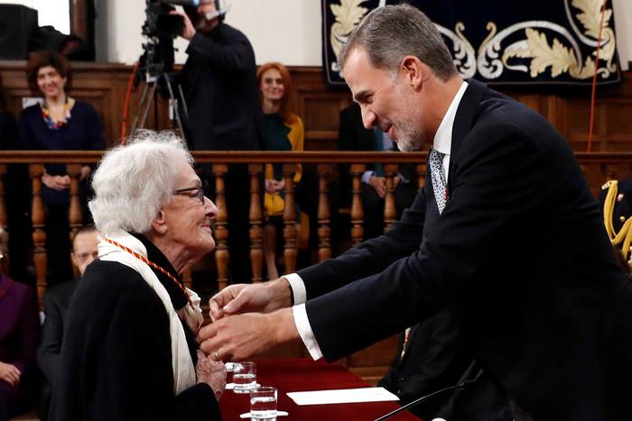 La poeta uruguaya Ida Vitale recibe de manos del rey de España Felipe VI el Premio Cervantes. Foto: Andrés Ballesteros / AFP.