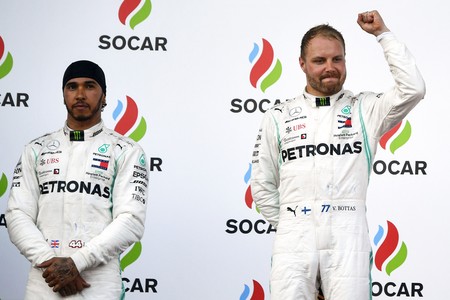Los pilotos del equipo Mercedes Benz de Fórmula 1, el británico Lewis Hamilton y Valteri Bottas ganador del Gran Premio de Azerbaiyán, durante la premiación.
· Foto: Alexander Nemenov Los pilotos del equipo Mercedes Benz de Fórmula 1, el británico Lewis Hamilton y Valteri Bottas ganador del Gran Premio de Azerbaiyán, durante la premiación.
· Foto: Alexander Nemenov