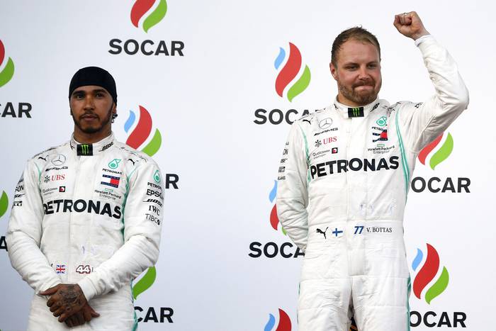 Los pilotos del equipo Mercedes Benz de Fórmula 1, el británico Lewis Hamilton y Valteri Bottas ganador del Gran Premio de Azerbaiyán, durante la premiación.
 · Foto: Alexander Nemenov