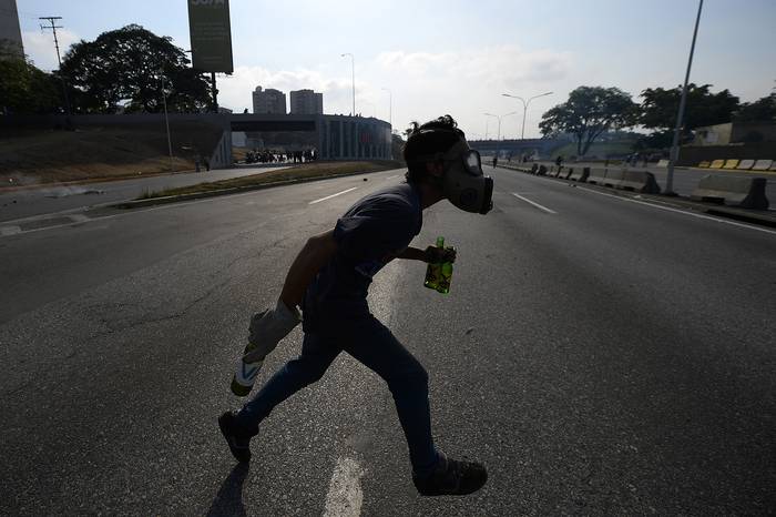 Un manifestante de la oposición, durante los enfrentamientos con soldados leales a Nicolás Maduro, después de que las tropas se unieran al líder de la oposición Juan Guaido. (Foto de Matias DELACROIX / AFP) · Foto:  Matias Delacroix / AFP)