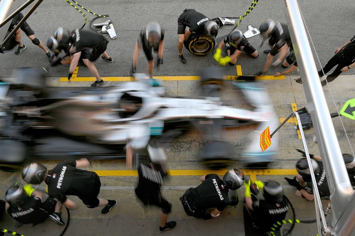 Técnicos trabajan en el auto del piloto británico de Mercedes, Lewis Hamilton, en el circuito de Catalunya en Montmeló, Barcelona, ​​el 9 de mayo. · Foto: Lluis Gene