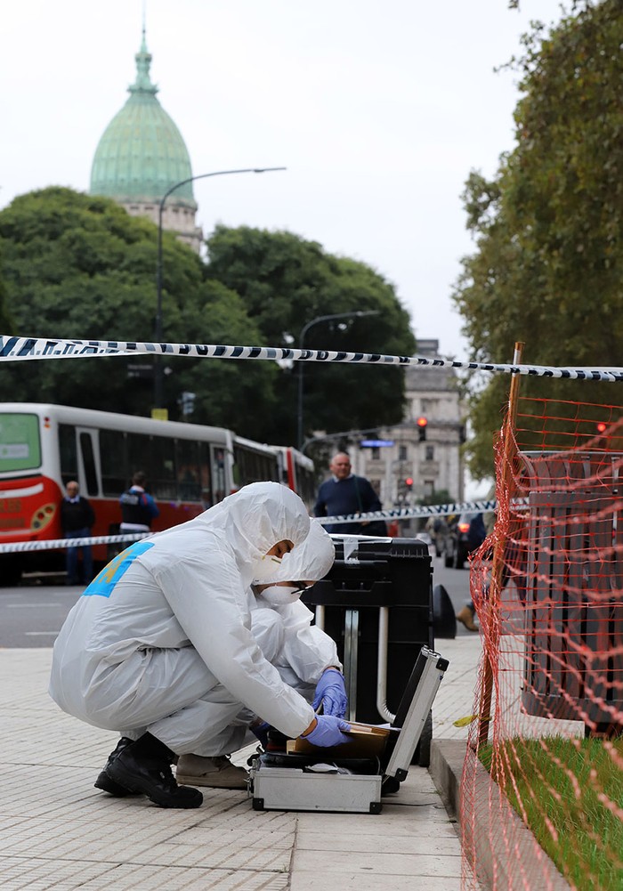Policía científica en la escena de un ataque al diputado argentino Héctor Olivares y a su asesor Marcelo Yadon, cerca del Congreso, en Buenos Aires.
Foto: Pablo Lasansky, Noticias Argentinas, AFP
