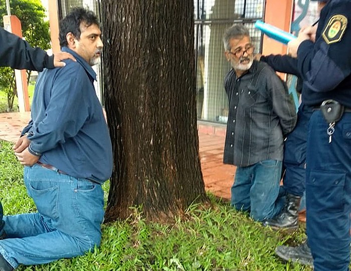 Juan Jesús Fernández (i), durante su detención en Concepción del Uruguay, Argentina. · Foto: STR/NOTICIAS ARGENTINAS/AFP