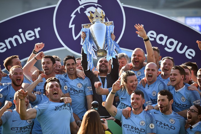 Los jugadores del Manchester City festejan con el trofeo de la Premier League. en el American Express Community Stadium en Brighton, en el sur de Inglaterra.

 · Foto: Glyn Kirk, AFP