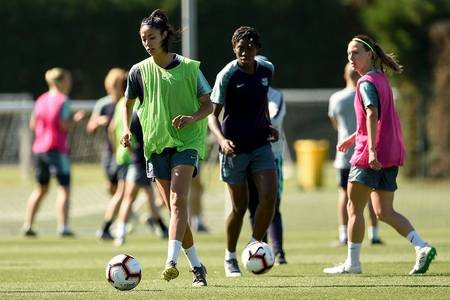 Las jugadoras de Barcelona durante un entrenamiento previo a la final, el mièrcoles, en la ciudad deportiva Joan Gamper, Barcelona. · Foto: Josep Lago Las jugadoras de Barcelona durante un entrenamiento previo a la final, el mièrcoles, en la ciudad deportiva Joan Gamper, Barcelona. · Foto: Josep Lago