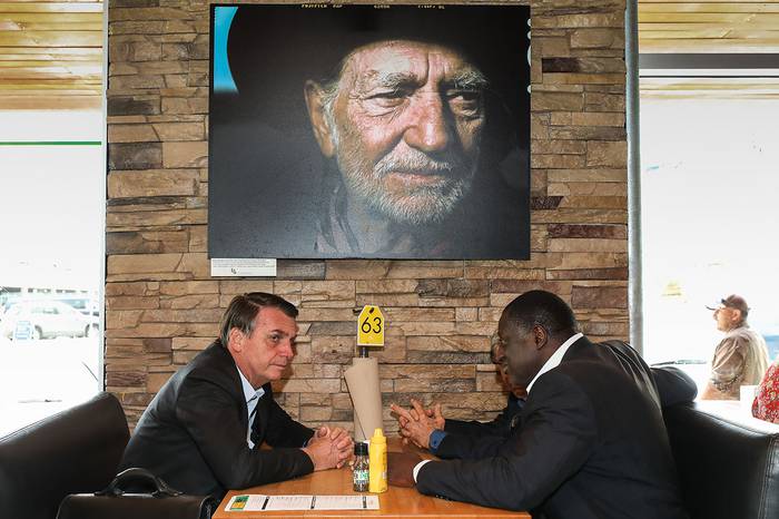 Jair Bolsonaro (i) y Helio Barbosa (d), en un restaurante, el 15 de mayo, en Dallas, Estados Unidos.
 · Foto: Ho, Presidencia Brasileña, AFP