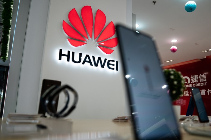 El logo de Huawei se exhibe en una tienda en Pekín, el 20 de mayo de 2019. Foto: Fred Dufour / AFP. 