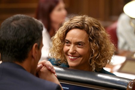Meritxell Batet, presidenta de la Cámara de Diputados de España, y Pedro Sánchez, presidente del gobierno español, durante la primera sesión plenaria de la Cámara Baja desde la elección general del mes pasado.
· Foto: Sergio Pérez, AFP Meritxell Batet, presidenta de la Cámara de Diputados de España, y Pedro Sánchez, presidente del gobierno español, durante la primera sesión plenaria de la Cámara Baja desde la elección general del mes pasado.
· Foto: Sergio Pérez, AFP