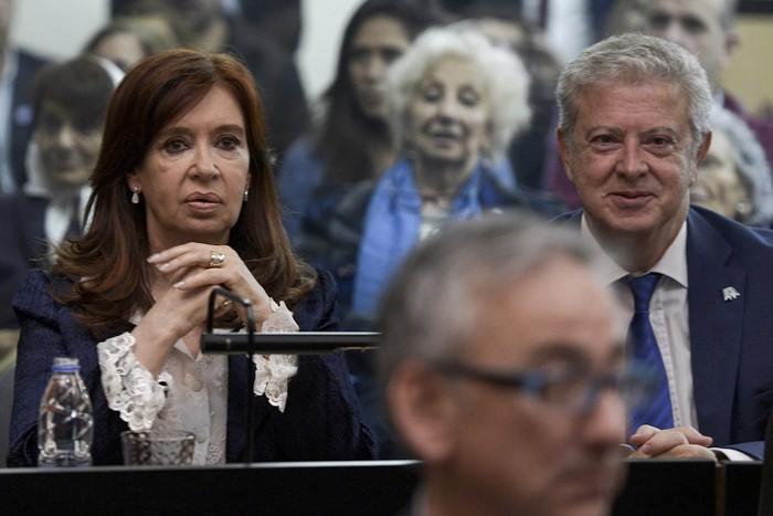 La ex presidenta y actual senadora, Cristina Fernández de Kirchner, junto a su abogado Carlos Beraldi, durante el juicio en los tribunales de Comodoro Py, en Buenos Aires. 

 · Foto: Juan Mabromata, AFP