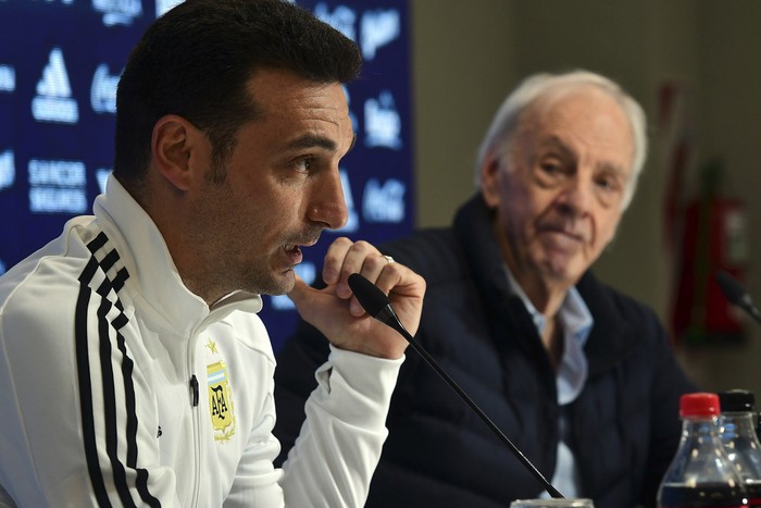 Conferencia de prensa de Lionel Scaloni, director técnico de la selección argentina, junto a César Luis Menotti, director de selecciones nacionales de Argentina, en la que anunciaron la lista de jugadores convocados para disputar la Copa América 2019. , Télam, AFP
 · Foto: Candelaria Lagos