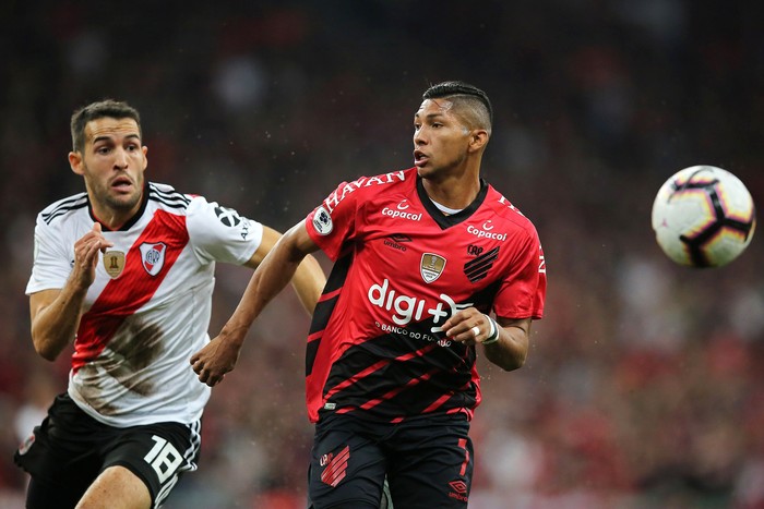 Camilo Mayada, de River Plate, y Rony, de Atlético Paranaense, en el estadio Arena da Baixada, en Curitiba. , AFP



 · Foto: Heuler Andrey