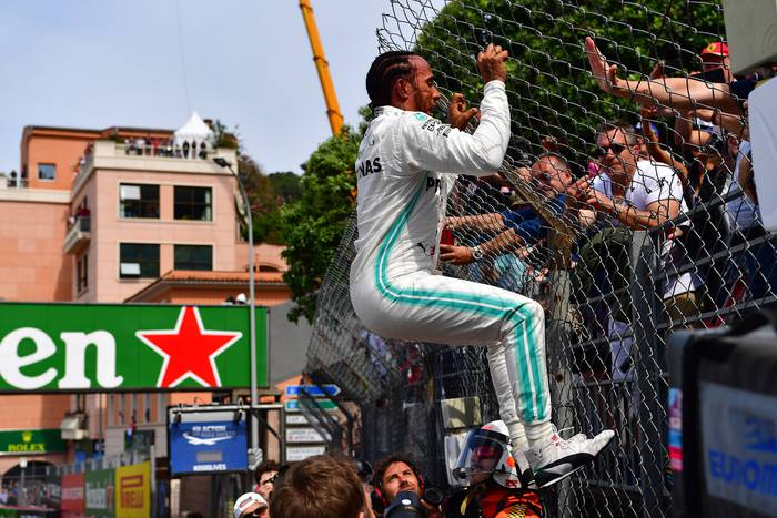 Lewis Hamilton, tras lograr la pole position en las pruebas clasificatorias del gran Premio de Mónaco. , AFP · Foto: Andrej Isakovic