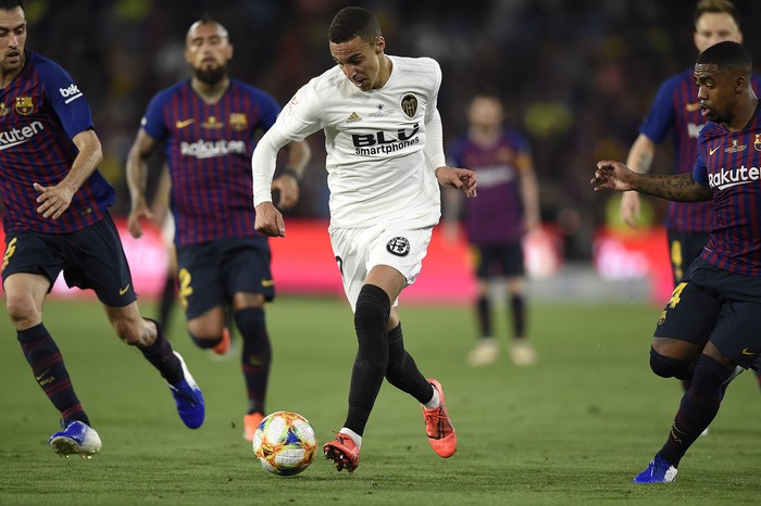 Sergio Busquets, de Barcelona, Rodrigo Moreno, de Valencia, y Malcom, de Barcelona, durante la final de la Copa del Rey, en el estadio Benito Villamarín, en Valencia



 · Foto: Pau Barrena, AFP