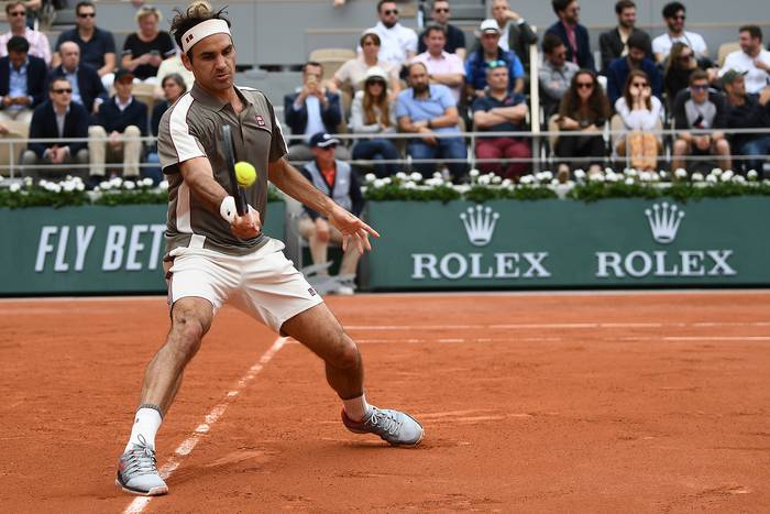 Roger Federer, de Suiza, durante su partido ante Lorenzo Sonego, de Italia, en la primera rueda de Roland Garros. 



 · Foto: Anne-Christine Poujoulat / AFP