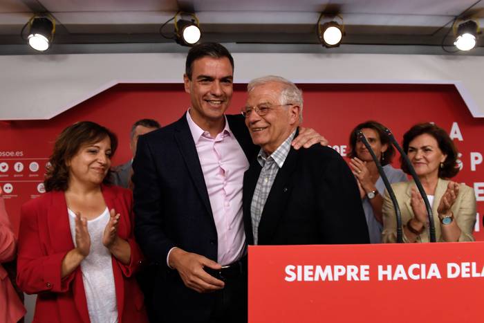 El presidente español, Pedro Sánchez, celebra la victoria electoral del Partido Socialista Obrero Español este domingo. · Foto: Pierre Philippe Marcou, AFP