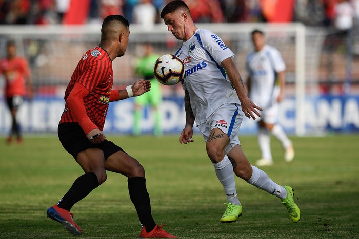 Juan Ramírez (d) de Liverpool, y  Rosmel Villanueva, de Caracas, en el estadio Olímpico en Caracas,  · Foto: Federico Parra, AFP