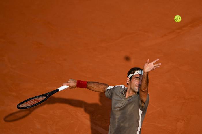 Roger Federer, durante el partido ante Stanislas Wawrinka, en Roland Garros
 · Foto: Martin Bureau, AFP