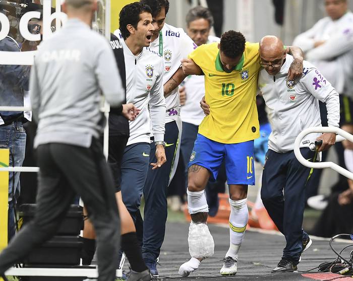 Neymar, luego de la lesión sufrida en el partido amistoso contra Qatar, en el estadio Mane Garrincha de Brasilia. · Foto: Evaristo Sa, AFP