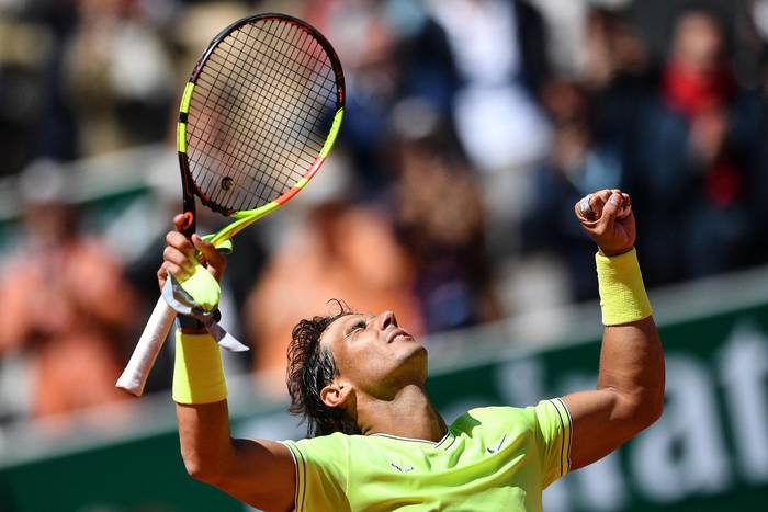 El español Rafael Nadal celebra el triunfo ante el suizo Roger Federer durante la semifinal del Roland Garros, hoy, en París.  · Foto: Martin Bureau, AFP