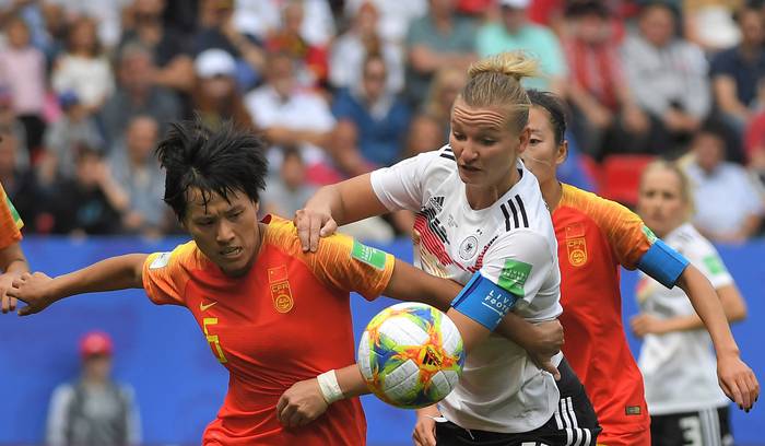 Alexandra Popp, de Alemania, y Peng Han, de China, durante el partido por el grupo B, del mundial Francia 2019, en el estadio Roazhon Park, en Rennes. 


 · Foto: Loic Venance, AFP