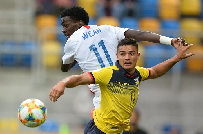 Tim Weah, de Estados Unidos y Alexander Alvarado, de Ecuador, durante el partido por cuartos de final, en el estadio Municipal en Gdynia, el sábado. 
 · Foto: Alik Keplicz, AFP