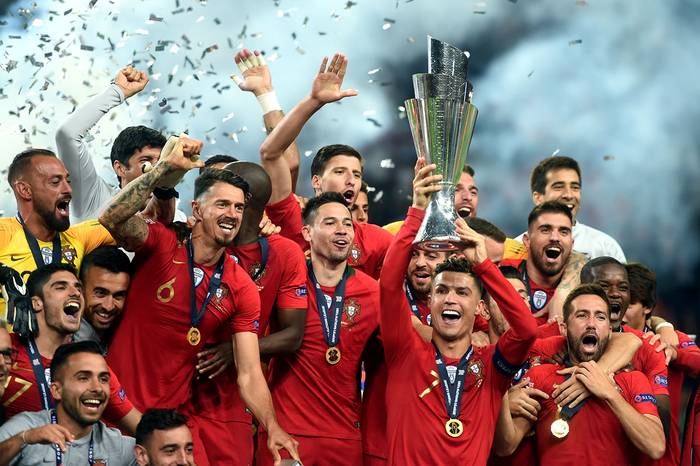 Cristiano Ronaldo levanta el trofeo durante la celebración por la obtención de la Liga de Naciones de la UEFA, en el estadio Dragao, en Oporto
 · Foto: Patricia de Melo Moreira / AFP