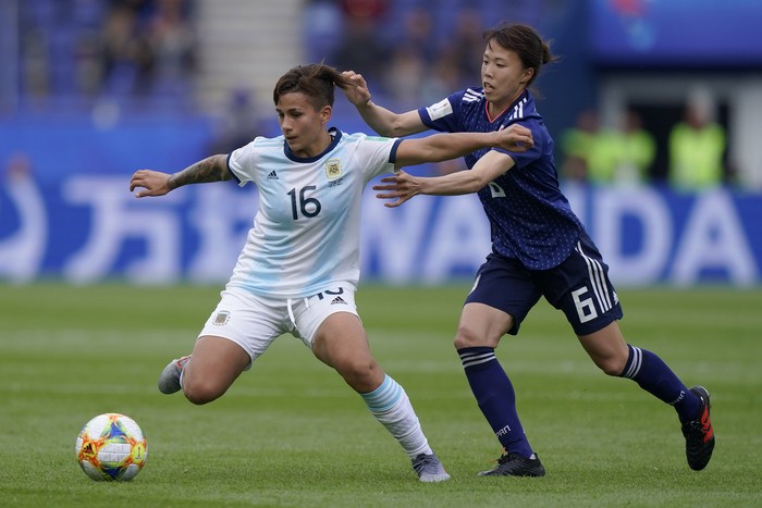 Lorena Benitez, de Argentina, y Hina Sugita, de Japan, durante el partido debut de ambas selecciones en el mundial Francia 2019, en el Parque de los Príncipes, en Paris.  · Foto: Kenzo Tribouillard / AFP