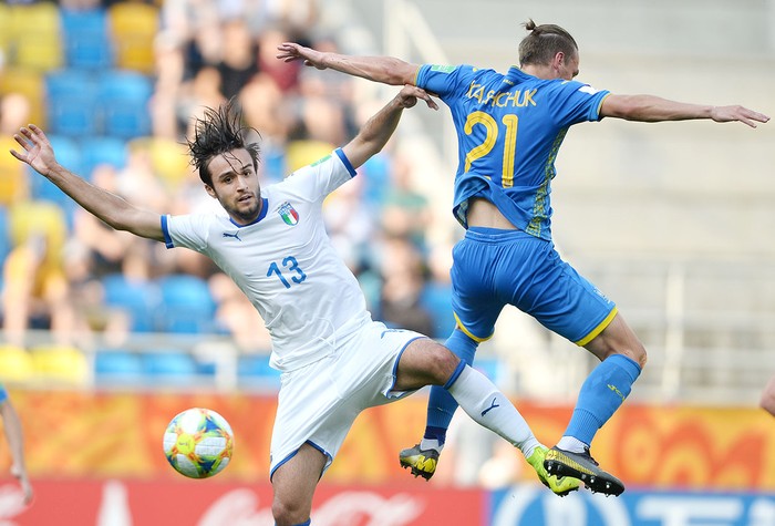 Luca Ranieri (i), de Italia, y Oleksii Kashchuk, de Ucrania, durante la semifinal del mundial sub 20, en Gdynia, Polonia.  · Foto: Alik Keplicz, AFP