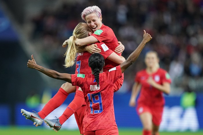 Sam Mewis y Megan Rapinoe, de Estados Unidos, en el estadio Auguste - Delaune, en Reims. 
 · Foto: Lionel Bonaventure, AFP